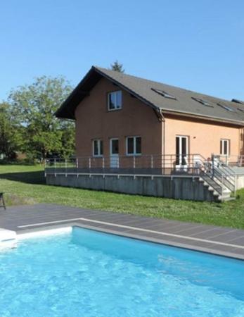 la piscine vue sur le gîte la piscine vue sur le gîte