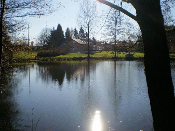 la maison vue par le côté du lac la maison vue par le côté du lac