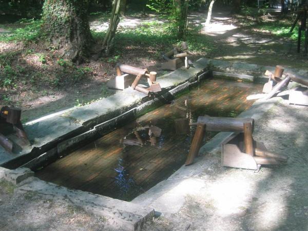 lavoir exterieur avec personnages en bois lavoir exterieur avec personnages en bois