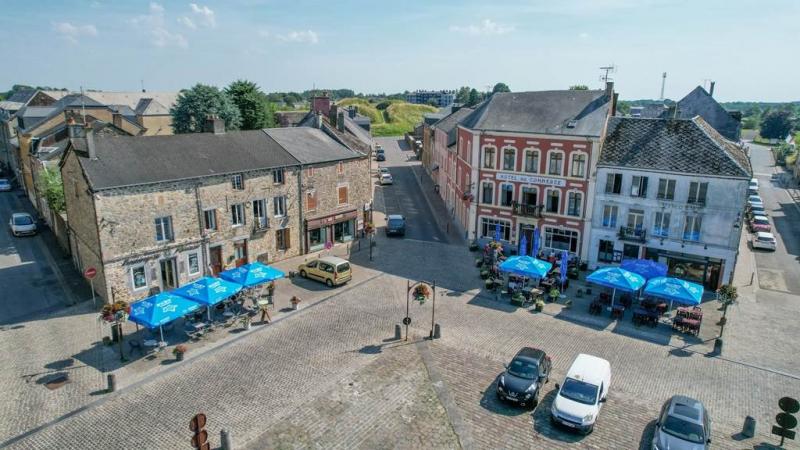 Restaurant et terrasse sur la Place d'Armes