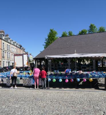 Marché sur la place de Rocroi