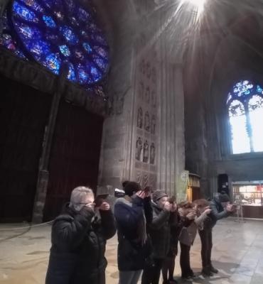 voir avec un miroir l'architecture d'un bâtiment