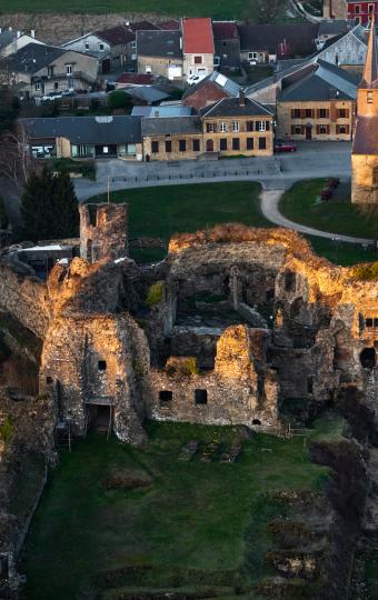 Vue aérienne du château de Montcornet